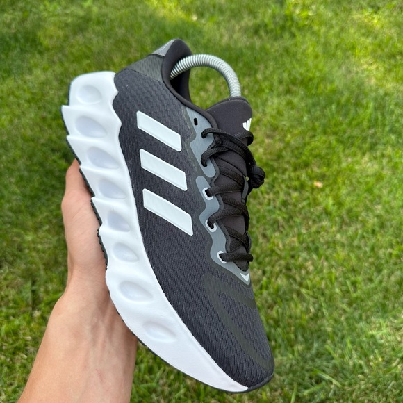 Women’s running shoes Adidas Switch FWD Brand new Black size 8 - Picture 3 of 6
